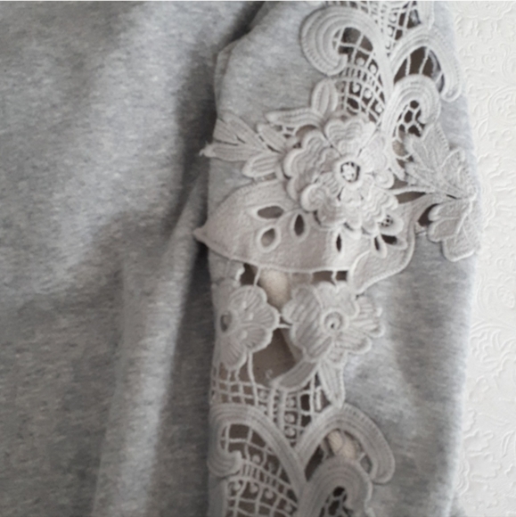 Mercer & Madison Grey Floral Crochet Sleeve Sweatshirt Top. S. HP! - Picture 5 of 13
